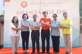Đại sứ Indonesia, Thái Lan, Philippines, Việt Nam, Malaysia và Myanmar thể hiện tình đoàn kết đặc biệt trong “Ngày gia đình ASEAN 2019” tại Cộng hòa Séc. (Ảnh: Trần Hiếu/TTXVN) 