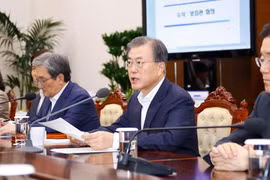 Tổng thống Hàn Quốc Moon Jae-in trong phiên họp với nội các. (Ảnh: Yonhap/TTXVN)