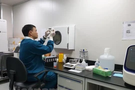 Các chuyên gia tại Hệ thống Y tế Vinmec với công trình nghiên cứu về gene của người Việt Nam. (Ảnh: T.G/Vietnam+) 