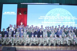 Các đại biểu tham dự buổi lễ chụp ảnh lưu niệm cùng các cán bộ, chiến sỹ Bệnh viện Dã chiến cấp 2 số 1. (Ảnh: Xuân Khu/TTXVN) 