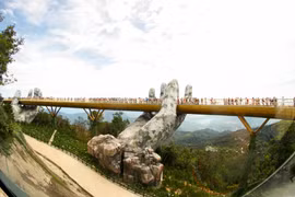 Cầu Vàng ở Khu du lịch Bà Nà Hills (Đà Nẵng) là điểm tham quan thu hút đông đảo du khách. (Ảnh: TTXVN)