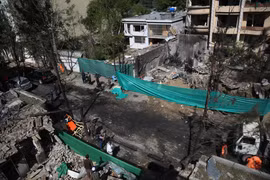 Hiện trường một vụ đánh bom liều chết ở Kabul, Afghanistan hôm 9/5. (Ảnh: THX/TTXVN)