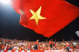 Khán giả trên sân Mỹ Đình cổ vũ cuồng nhiệt cho đội tuyển Việt Nam. (Ảnh: Trọng Đạt/TTXVN)