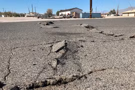 Một tuyến đường bị phá hủy do động đất ở Ridgecrest, California. (Ảnh: CNN/TTXVN) 