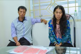 Hai đối tượng Vàng Thị Máy và Ly A Sùng tại trụ sở công an