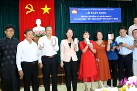 Lãnh đạo tỉnh An Giang cùng các đại biểu nhắn tin ủng hộ Quỹ Vì người nghèo qua Cổng thông tin điện tử nhân đạo Quốc gia. (Ảnh: Công Mạo/TTXVN)