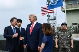 Tổng thống Mỹ Donald Trump và người đồng cấp Hàn Quốc Moon Jae-in tại DMZ. (Ảnh: CNN)