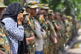 Người dân và binh sĩ Ethiopia tưởng nhớ Tham mưu trưởng quân đội Seare Mekonnen. (Ảnh: AFP)