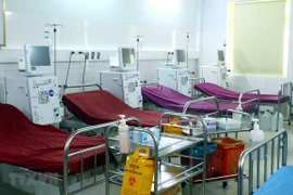 Hệ thống máy móc chạy thận cùng giường bệnh tại Bệnh viện Hữu nghị Đa khoa tỉnh Nghệ An đã tạm dừng hoạt động. (Ảnh: Tá Chuyên/TTXVN) 