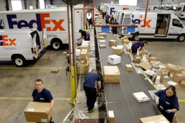 Một trung tâm chuyển phát đường bộ của FedEx. (Ảnh: AP)