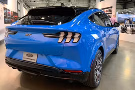 Ford Mach-E với phần đèn sau mang đậm dấu ấn của những chiếc Mustang cổ điển. (Ảnh: CNN)