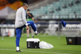 Maurizio Sarri nổi giận trên sân tập (Ảnh: Getty)