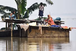 Cảnh ngập lụt tại Kamrup, bang Assam, Ấn Độ. (Ảnh: AFP/TTXVN) 