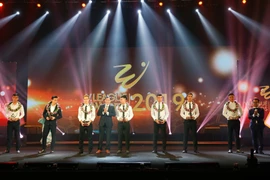 Ban tổ chức trao giải cho các cầu thủ được bình chọn xuất sắc nhất giải đấu V-League 2019. (Ảnh: Trọng Đạt/TTXVN) 