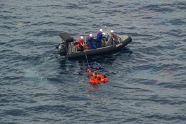 Lực lượng bảo vệ bờ biển Nhật Bản cứu nạn các thuyền viên Triều Tiên. (Ảnh: EPA)