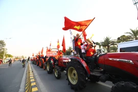 Người hâm mộ tập trung tại khu vực trước sân bay đón đoàn thể thao Việt Nam. (Ảnh: Minh Quyết/TTXVN)