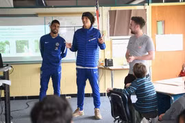 Các cầu thủ Chelsea đến thăm trường học ở Boston. (Nguồn: Chelsea FC)