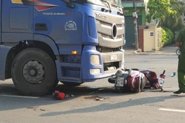 Nam thanh niên suýt mất mạng sau khi đâm vào xe tải đi ngược chiều