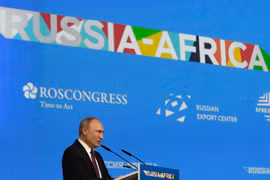Tổng thống Nga Vladimir Putin phát biểu tại Hội nghị thượng đỉnh Nga-châu Phi. (Ảnh: AFP/TTXVN)