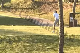 Gareth Bale thảnh thơi đi chơi golf trong khi Real Madrid thua trận. (Ảnh: El Confidential)