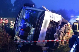 Chiếc xe buýt bị lật. (Ảnh: DPA)