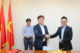 Phó Tổng giám đốc TTXVN Lê Quốc Minh tiếp ông Kwak Young-kil, Chủ tịch Aju News Corporation, Chủ tịch Tiểu ban Việt Nam thuộc Hiệp hội Doanh nghiệp vừa và nhỏ. (Ảnh: Thành Đạt/TTXVN)