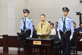 Ông Mạnh Hoành Vĩ trước tòa. (Ảnh: Weibo)