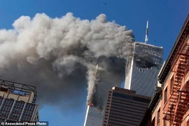 Cảnh tượng kinh hoàng khi các máy bay lao vào tòa tháp đôi của Trung tâm Thương mại Thế giới. (Ảnh: AP)
