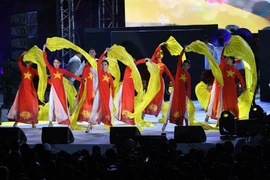 Đoàn Việt Nam biểu diễn tại lễ bế mạc SEA Games 30. (Ảnh: AFP/TTXVN) 