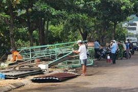 Người dân thu dọn vật dụng của mình sau khi lực lượng chức năng cưỡng chế tháo dỡ. (Ảnh: Tường Quân/TTXVN)