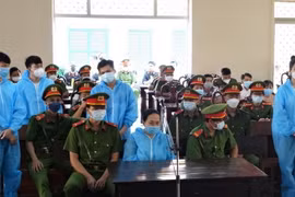 Các bị cáo nghe Hội đồng xét xử tuyên án. (Ảnh: Thanh Sang/TTXVN)