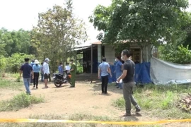 Cảnh sát tổ chức khám nghiệm hiện trường vụ án. (Ảnh: TTXVN phát)