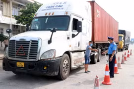 Lực lượng chức năng dừng xe, yêu cầu lái xe thực hiện việc kiểm tra ma túy. (Ảnh: Mạnh Tú/TTXVN)