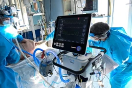 Điều trị cho bệnh nhân nhiễm COVID-19 tại bệnh viện ở Cremona, Italy. (Ảnh: AFP/TTXVN)