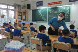 Sinh hoạt lớp 1 đầu năm học Trường Tiểu học Phạm Văn Chính, thành phố Thủ Đức. (Ảnh: Thu Hoài/TTXVN)