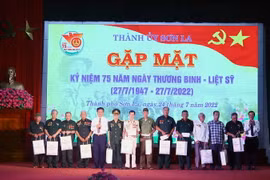 Ban tổ chức trao quà cho các các thương, bệnh binh, gia đình người người có công với cách mạng trên địa bàn thành phố Sơn La. (Ảnh: Quang Quyết/TTXVN)