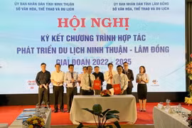 Sở Văn hóa, Thể thao và Du lịch tỉnh Ninh Thuận và tỉnh Lâm Đồng ký kết hợp tác. (Ảnh: Công Thử/TTXVN)