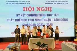Sở Văn hóa, Thể thao và Du lịch tỉnh Ninh Thuận và tỉnh Lâm Đồng ký kết hợp tác. (Ảnh: Công Thử/TTXVN)