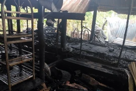 Hiện trường căn nhà của nạn nhân bị cháy hoàn toàn. (Ảnh: TTXVN phát)