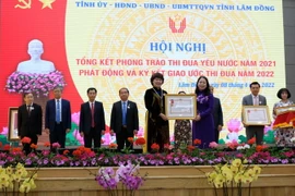 Phó Chủ tịch nước Võ Thị Ánh Xuân trao Huân chương Bảo vệ tổ quốc hạng Nhì, Huân chương Lao động hạng Nhì, hạng Ba cho 13 cá nhân, tập thể đạt thành tích xuất sắc trong phong trào thi đua yêu nước của địa phương trong năm 2021. (Ảnh: Nguyễn Dũng/TTXVN)