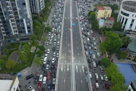 Ùn tắc kéo dài tại đường dẫn lên cầu Vĩnh Tuy. (Ảnh: Minh Đức/TTXVN)