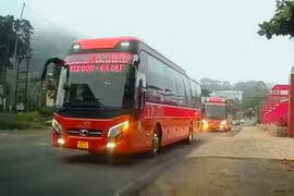 Hình ảnh 3 xe khách Phương Trang cùng lúc lấn làn vượt ẩu trên đỉnh đèo Bảo Lộc được camera của phương tiên lưu thông theo chiều ngược lại ghi lại. (Nguồn: baolamdong.vn)