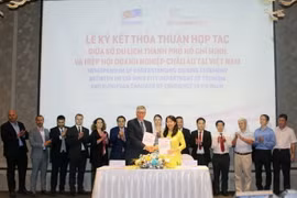 Đại diện Sở Du lịch Thành phố Hồ Chí Minh và Hiệp hội Doanh nghiệp châu Âu tại Việt Nam (EuroCham) ký kết thỏa thuận hợp tác giai đoạn 2022-2024. (Ảnh: Mỹ Phương/TTXVN)