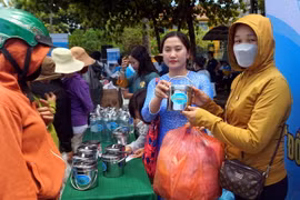 Hội Phụ nữ thành phố Hội An đang thu, đổi rác thải nhựa dùng một lần, vỏ lon bia, nước ngọt… đổi các sản phẩm gia dụng tại hội thi. (Ảnh: Trịnh Bang Nhiệm/TTXVN)