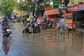 Triều cường gây ngập trên đường Cách Mạng Tháng Tám, quận Bình Thủy, sáng 13/9. (Ảnh: Thanh Liêm/TTXVN)