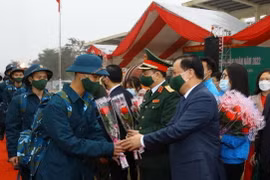Bí thư Thành ủy Hà Nội Đinh Tiến Dũng động viên thanh niên huyện Đông Anh lên đường nhập ngũ. (Ảnh: Văn Điệp/TTXVN)