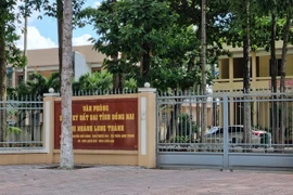 Cơ quan chức năng đang tiến hành khám xét tại VP ĐKĐĐ chi nhánh Long Thành. (Nguồn: thanhnien.vn)