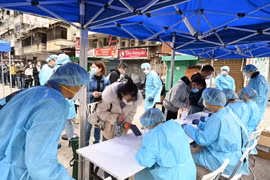 Người dân xếp hàng chờ tiêm vaccine ngừa COVID-19 tại Hong Kong, Trung Quốc. (Ảnh: THX/TTXVN)