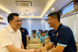 Phó Chủ tịch Liên đoàn bóng đá Việt Nam Cao Văn Chóng động viên các cầu thủ. (Ảnh: TTXVN phát)