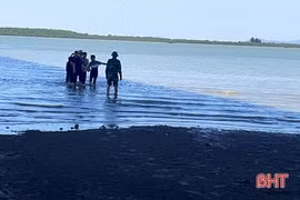 Thi thể nghi phạm Nguyễn Văn Tuấn được tìm thấy vào sáng 28/6 trên sông Lam đoạn cầu Cửa Hội. (Nguồn: baohatinh.vn)